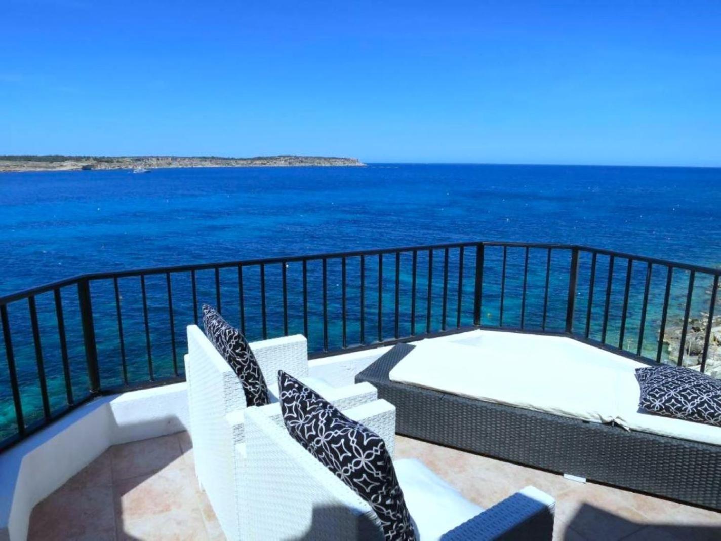 Seafront Apartment Terrace, Lounger & Panoramic Ocean Views Mellieħa Exteriér fotografie