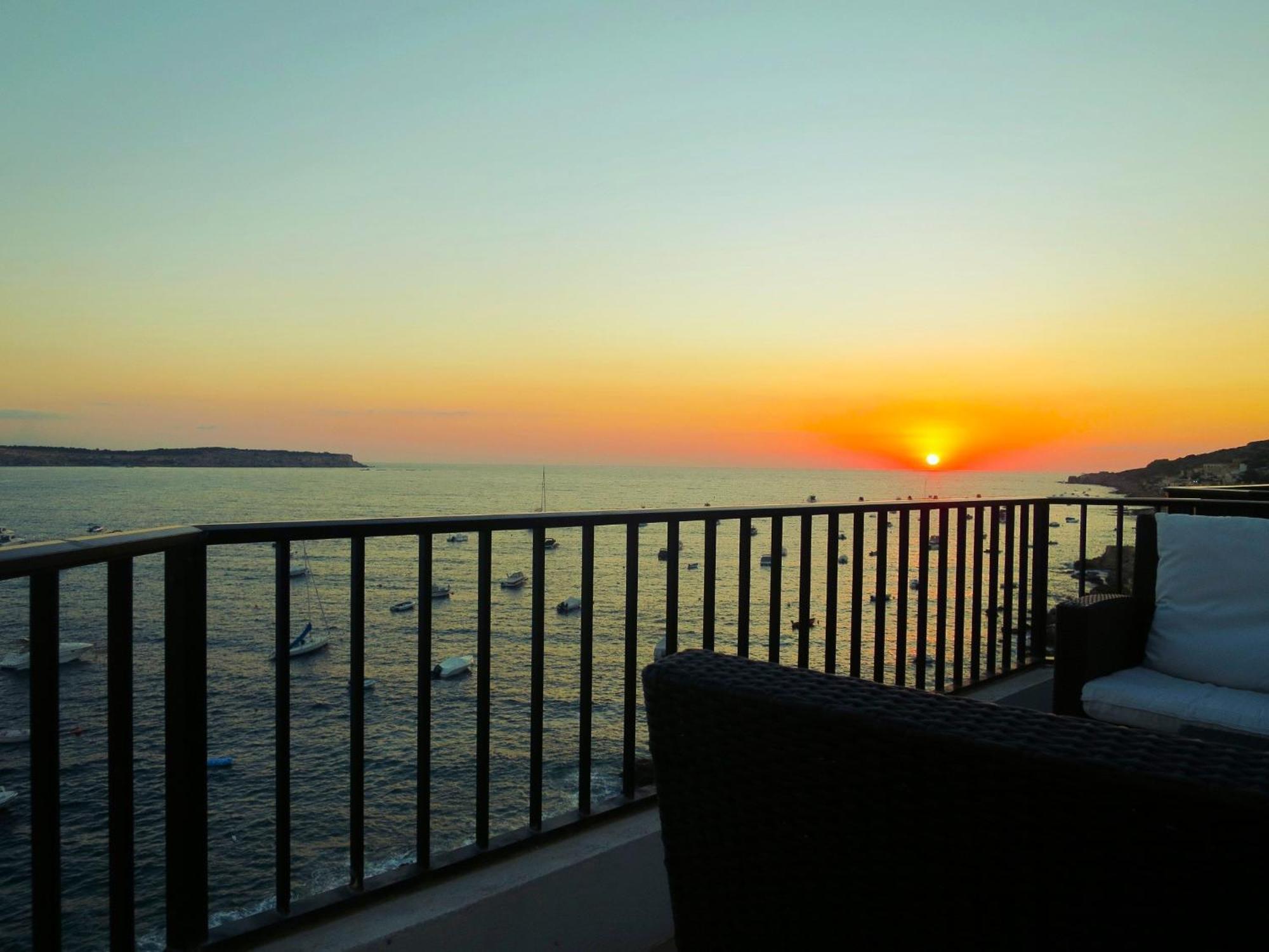 Seafront Apartment Terrace, Lounger & Panoramic Ocean Views Mellieħa Pokoj fotografie